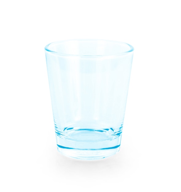 Vaso vacío aislado sobre un fondo blanco.