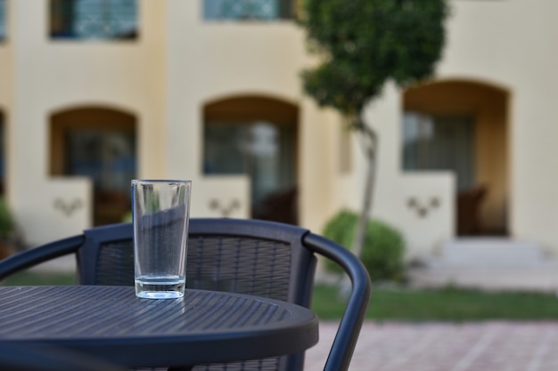 Vaso vacío está sobre la mesa en la calle en el hotel