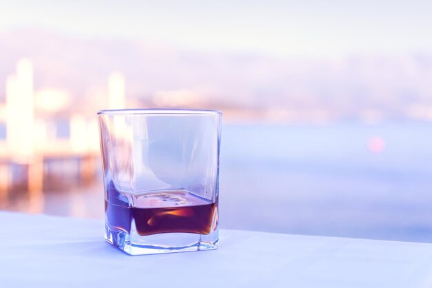 Foto un vaso vacío sobre el fondo del mar