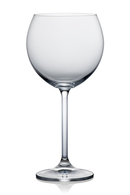 Vaso vacío para vino aislado sobre un fondo blanco.