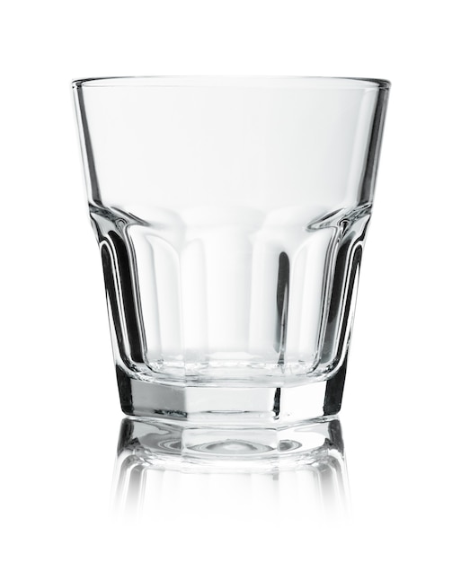 Vaso vacío de whisky sobre fondo blanco.