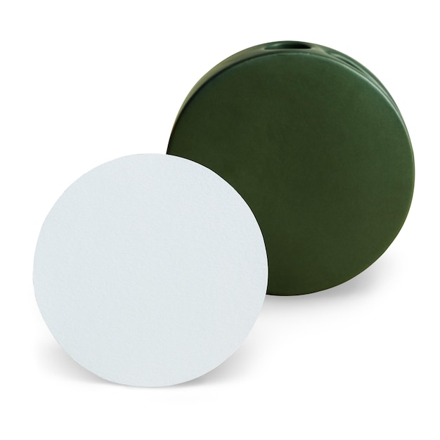 Vaso verde oliveira com um elemento de design de maquete de rótulo em branco