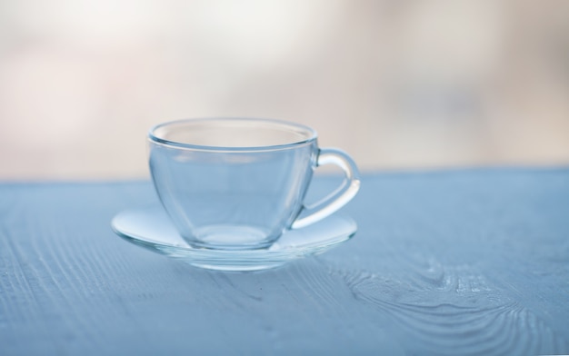 Vaso de vidrio vacío en la mesa de madera.