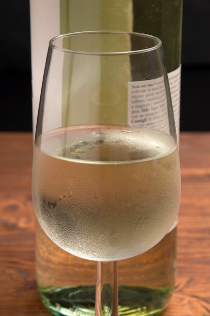 Un vaso de vino blanco italiano