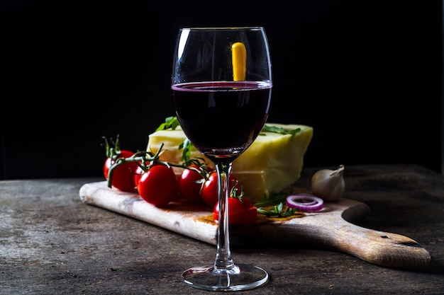 Vaso de vino y queso fresco sobre la mesa