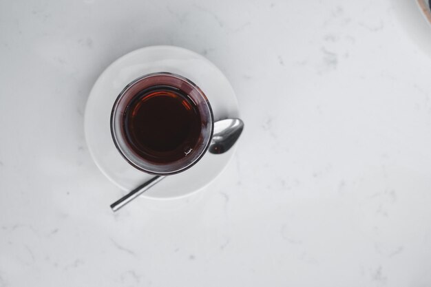 Foto un vaso de vino se sienta en una mesa con una cuchara