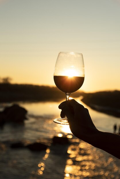 un vaso de vino con el sol brillando de vuelta de alta calidad hermoso concepto de foto