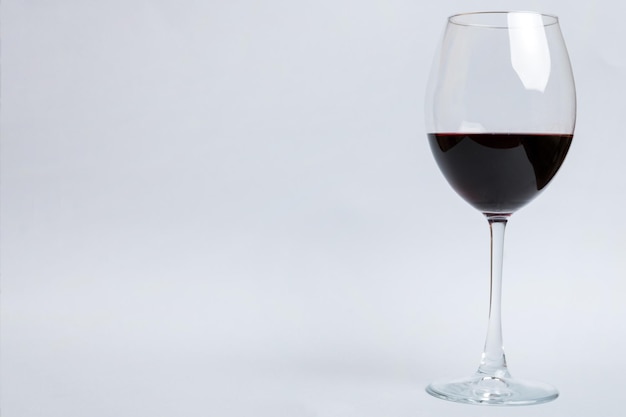 Un vaso de vino tinto en la degustación de vino Concepto de vino rojo en fondo coloreado Diseño de colocación plana de vista superior