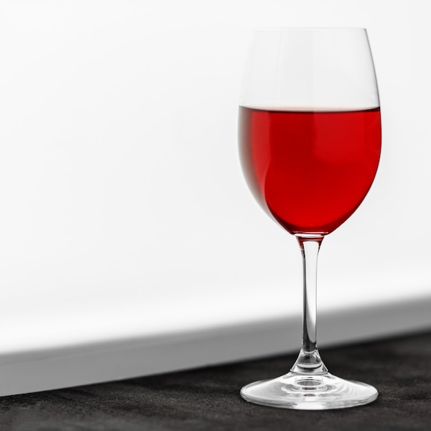 Un vaso de vino tinto francés.