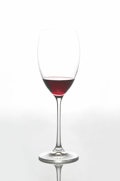 Foto vaso con vino tinto en una luz