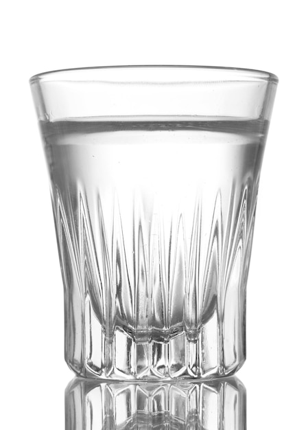 Vaso de vodka aislado en blanco