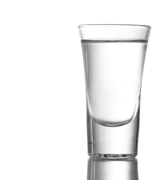 Vaso de vodka aislado en blanco