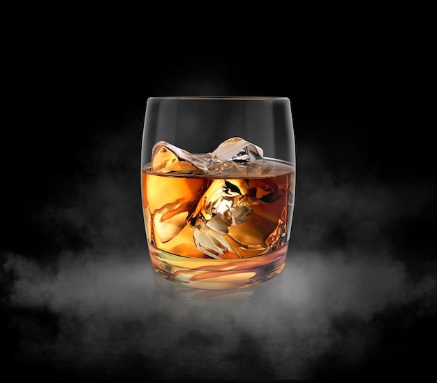 Vaso de whisky anidado en un fondo oscuro con vapor frío y un fondo de estudio oscuro 3d renderizado