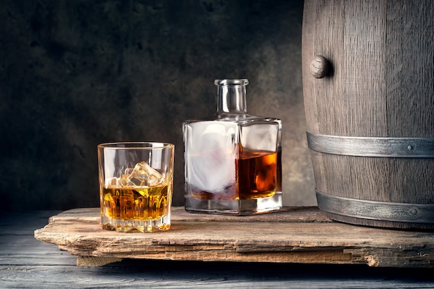 Foto vaso de whisky con decantador de hielo y barril