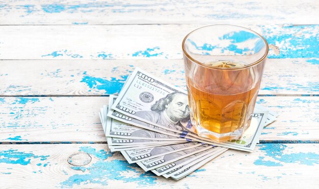 Vaso de whisky en el dinero