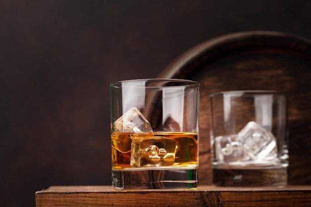 Foto vaso de whisky escocés y barril viejo