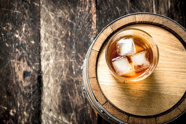 Vaso de whisky escocés con barril