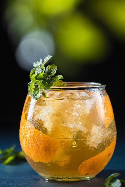 Un vaso de whisky escocés con jugo de naranja.