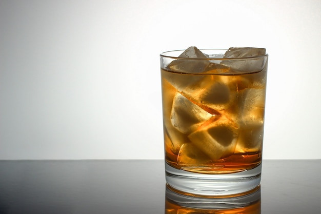 Vaso de whisky con espacio de copia de hielo