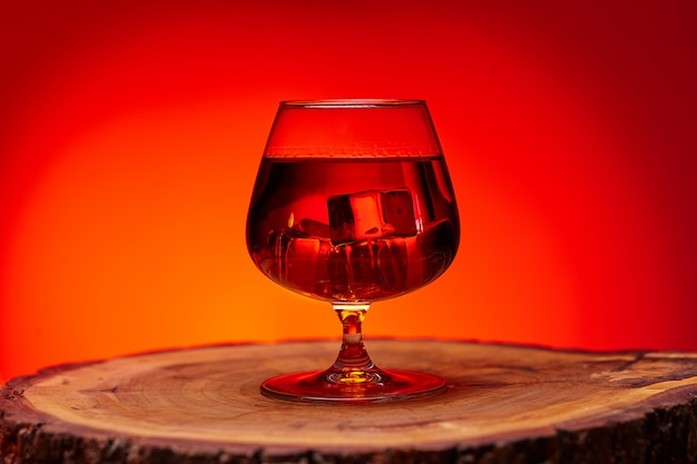 Vaso de whisky en mesa de madera