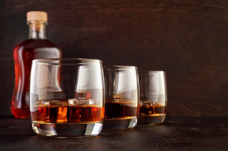 Vaso de whisky en una mesa de madera