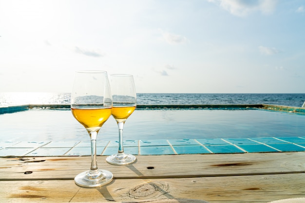 vaso de whisky con piscina y mar