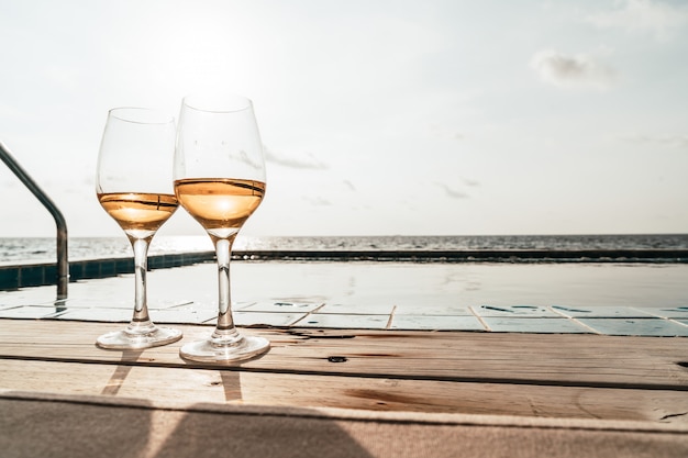 vaso de whisky con piscina y mar