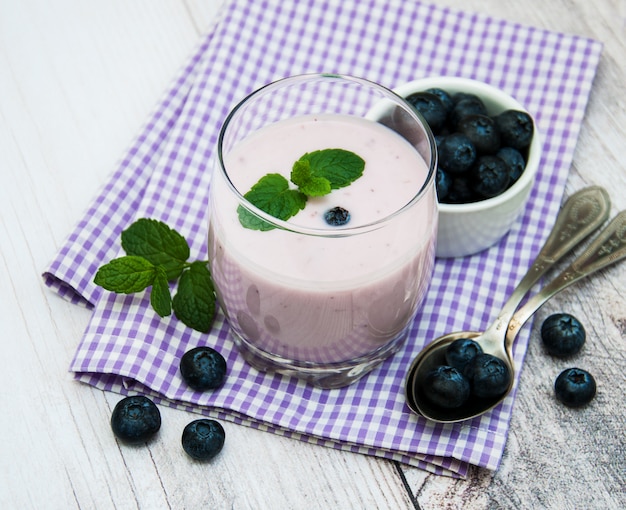 Vaso con yogur de arándanos.