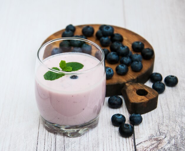 Vaso con yogur de arándanos.