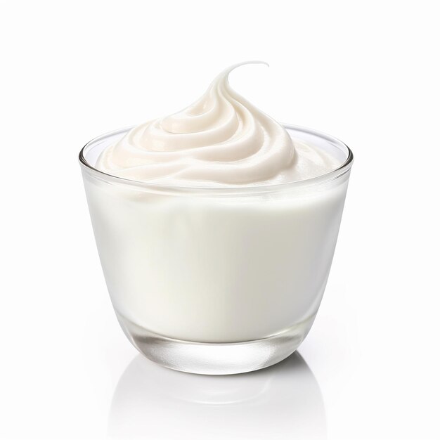 un vaso de yogur con nata montada.