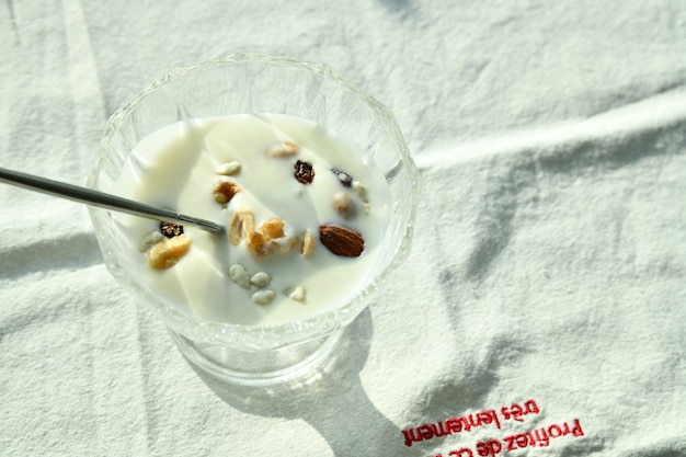 Un vaso de yogur con nueces y pasas