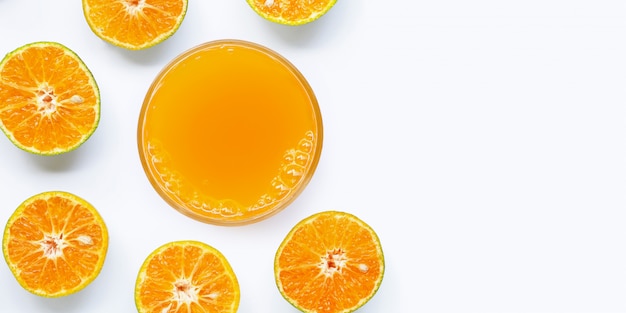 Vaso de zumo de naranja sobre fondo blanco.
