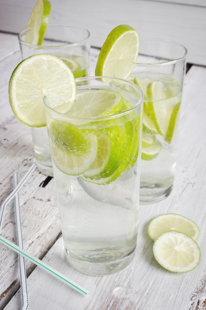 Vasos de agua mineral y una rodaja de lima.