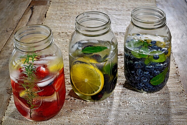 Vasos con agua y trozos de fruta.