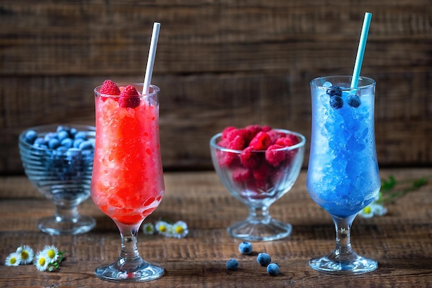 En vasos altos, un postre de granito siciliano brillante hecho con hielo picado y congelado de jugo de bayas