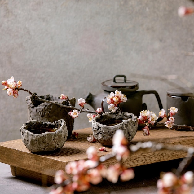 Vasos de arcilla oscura estilo japonés wabi sabi para beber té