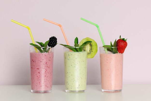 Vasos con batidos de frutas con pajitas