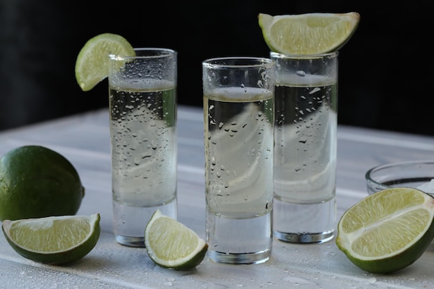 vasos de bebida alcohólica con limón y sal