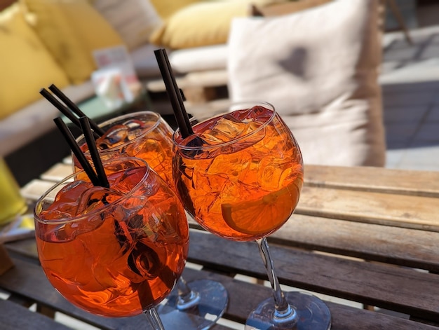 vasos con bebidas en un café de la calle sobre una mesa de madera