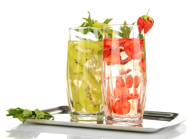 Vasos de bebidas de frutas con cubitos de hielo aislado en blanco