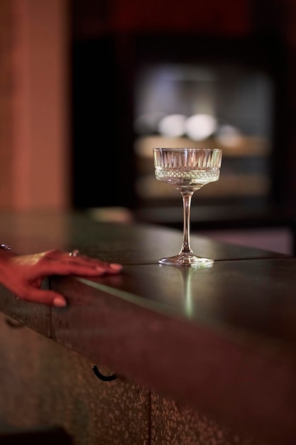 Vasos con bebidas en un restaurante con poca luz