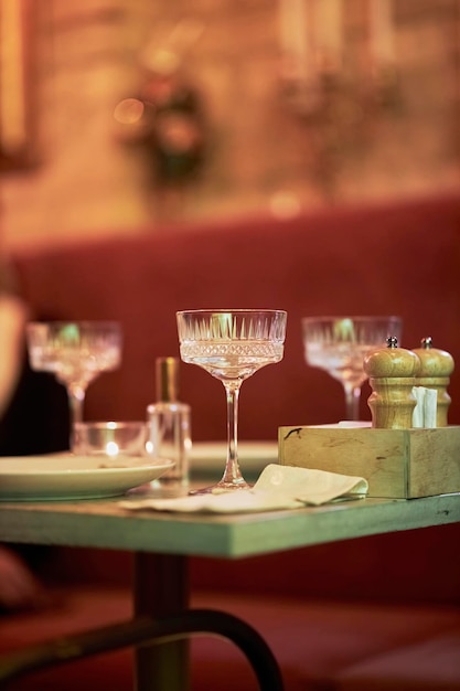 Vasos con bebidas en un restaurante con poca luz