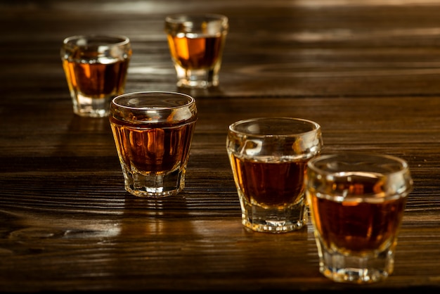 Vasos con brandy en la mesa, bebidas alcohólicas fuertes.