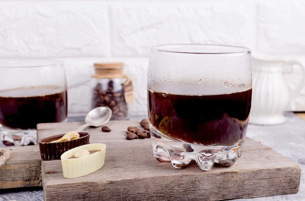 Vasos de café caliente con caramelos de chocolate.