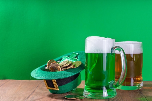 Foto vasos de cerveza para la fiesta del día de san patricio