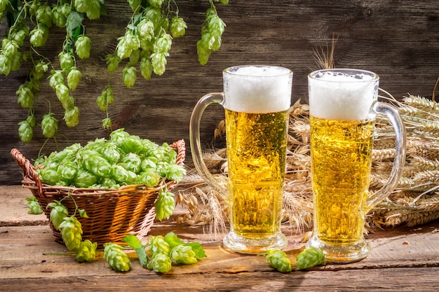 Vasos de cerveza en la mesa de madera