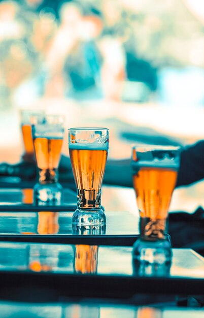 Vasos de cerveza en una mesa en un restaurante