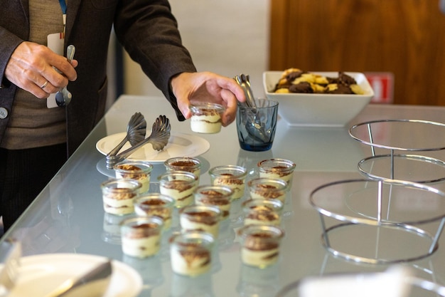 Vasos com pudim num banquete