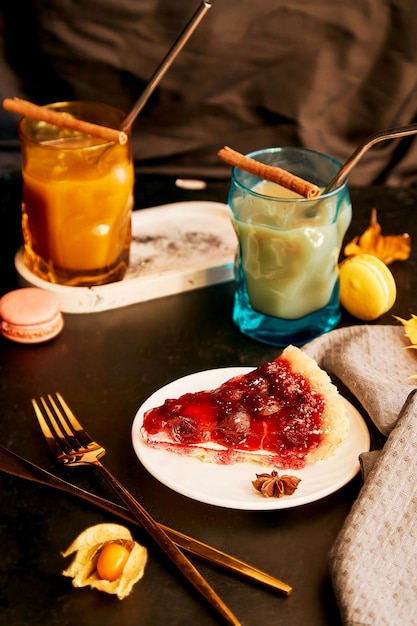 Vasos creativos de palitos de canela con leche de calabaza y pastel de cereza Tiempo de café de otoño de temporada Estética hogareña acogedora