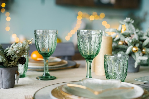 Vasos de cristal verde para una cena navideña festiva